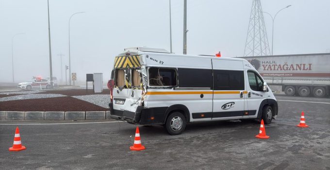 Afyonkarahisar’da öğrenci servisi, tır ve hafif ticari araç çarpıştı: 20 yaralı