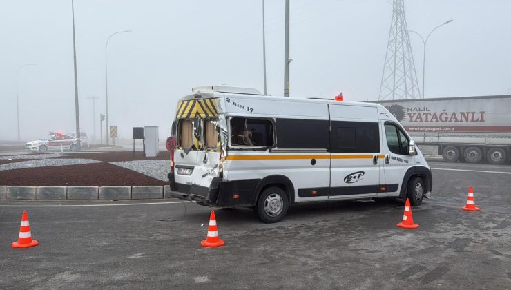 Afyonkarahisar’da öğrenci servisi, tır ve hafif ticari araç çarpıştı: 20 yaralı