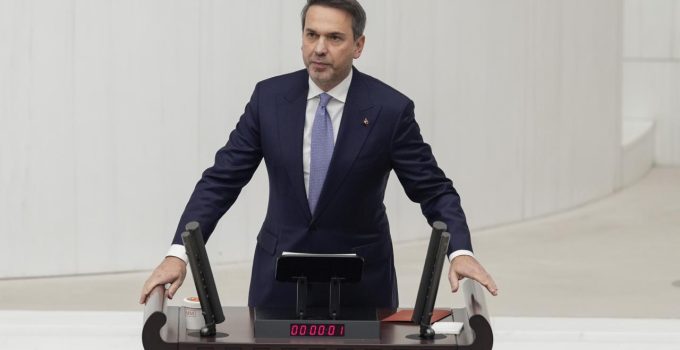 Bakan Bayraktar: Türkiye’de her bir saatte yaklaşık 10 dönüm güneş tarlası kuruyoruz