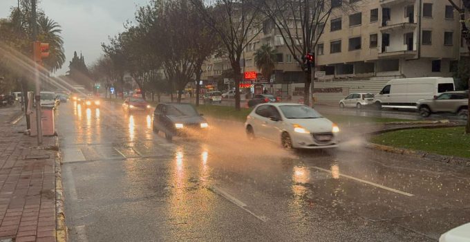 Antalya’da kuvvetli rüzgar ve sağanak etkili oluyor