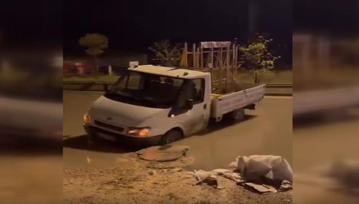 Yağıştan çöken yolda bir kamyonet mahsur kaldı