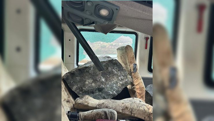 Kaya parçaları düştü, minibüsün tavanı parçalandı