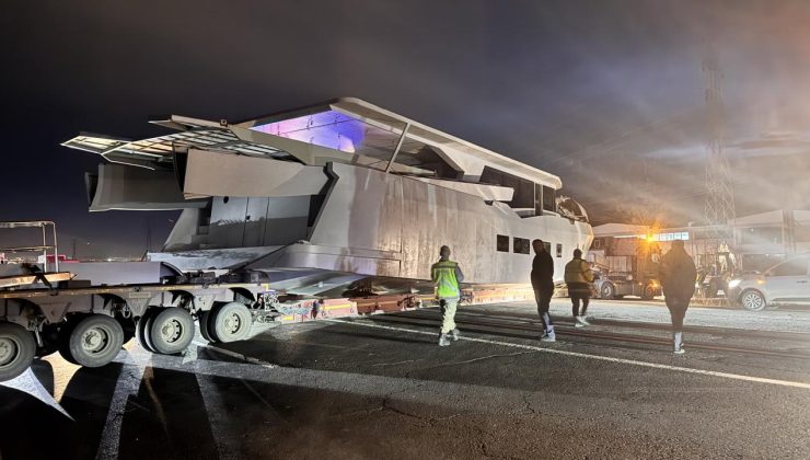 Erzurum-Artvin yolunda dorsesi yola oturan gemi yüklü tır ulaşımı aksattı