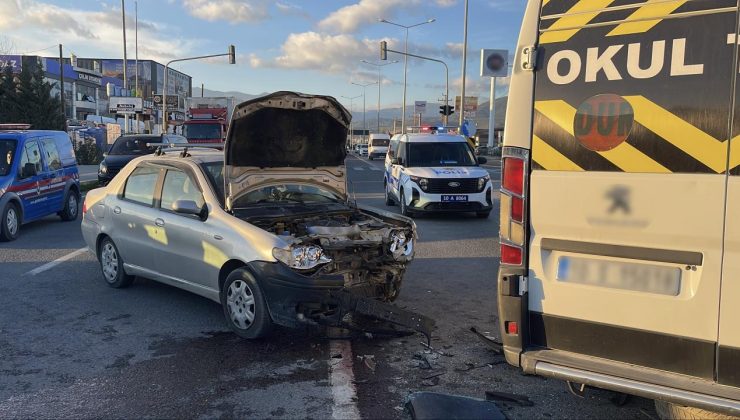 Balıkesir’de öğrenci servisiyle otomobil çarpıştı: 8 yaralı