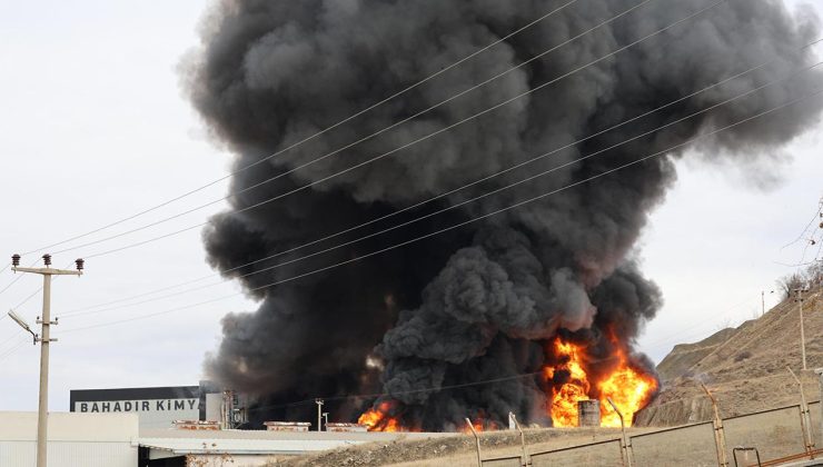 Kırıkkale'de fabrika yangını: Gökyüzü siyaha büründü