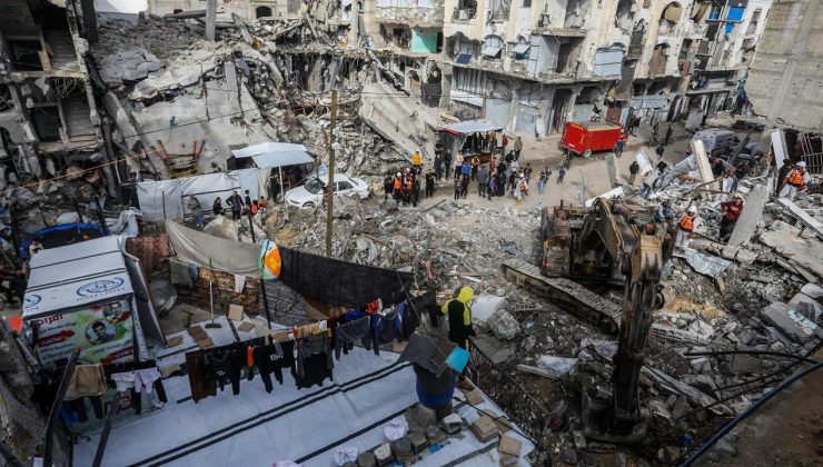 Gazze’de iki yıl önce bombalanan evin enkazından 25 Filistinlinin cenazesi çıkarıldı