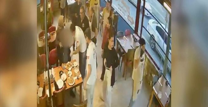 Fenalaşan müşterisini kalp masajıyla hayata döndürdü