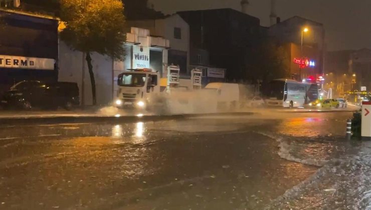 İstanbul’u sağanak vurdu: Rögarlar taştı, araçlar mahsur kaldı