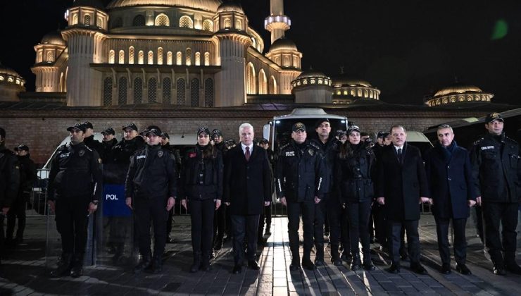 İstanbul Valisi Gül, Taksim Meydanı’nda görev yapan personeli ziyaret etti