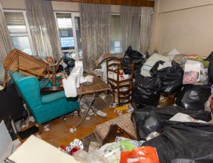 İzmir’de evden 4 kamyon çöp çıktı