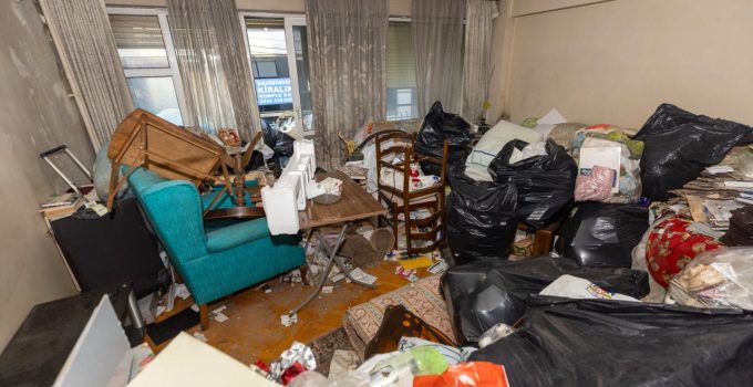 İzmir’de evden 4 kamyon çöp çıktı