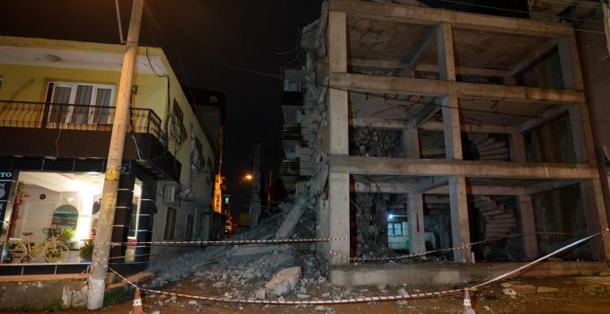 Yıkım sırasında kopan beton parçaları yandaki eve zara verdi