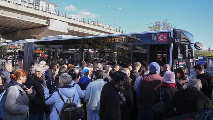 İzmir’de metro raydan çıktı, duraklarda yoğunluk oluştu