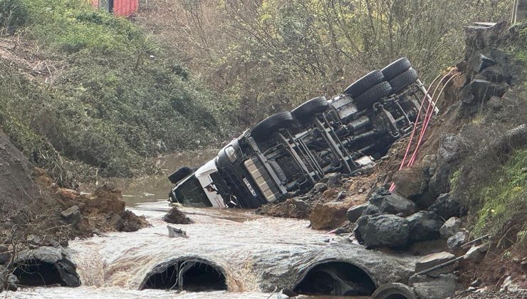 Sarıyer’de yol çöktü: İki araç dereye düştü