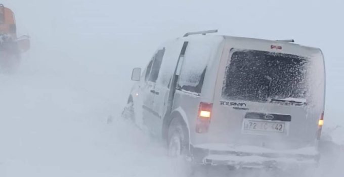 Palandöken geçidinde kar ve tipi nedeniyle mahsur kalanlar kurtarıldı