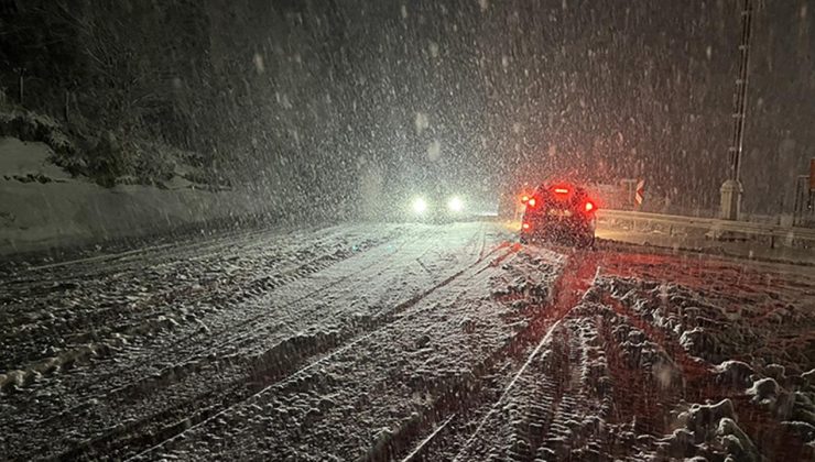 Kars’ta kar yağışı 17 yolu ulaşıma kapattı