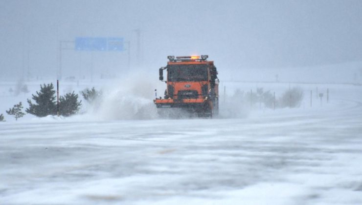Kar nedeniyle kapanan Sivas-Kayseri kara yolu ulaşıma açıldı