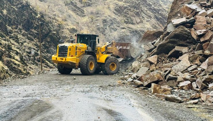 Şırnak’ta şiddetli yağış sonrası dev kayalar yola düştü