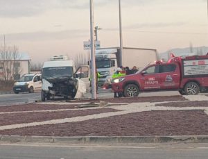 Afyonkarahisar’da öğrenci servisi ile kamyonet çarpıştı: 14 yaralı