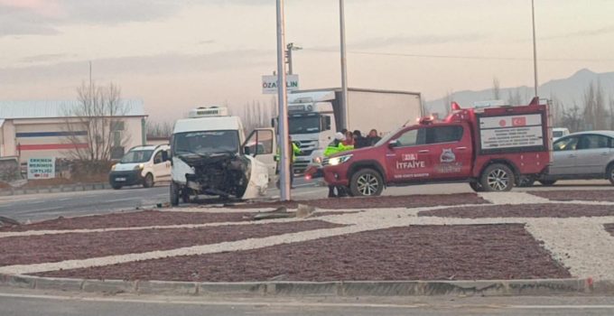 Afyonkarahisar’da öğrenci servisi ile kamyonet çarpıştı: 14 yaralı