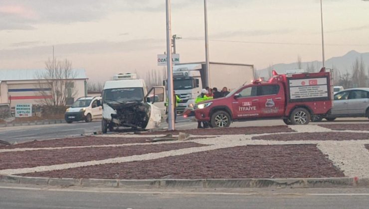 Afyonkarahisar’da öğrenci servisi ile kamyonet çarpıştı: 14 yaralı