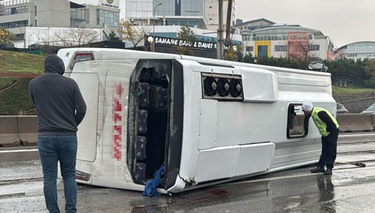 İstanbul’da yağış sebebiyle servis minibüsü devrildi