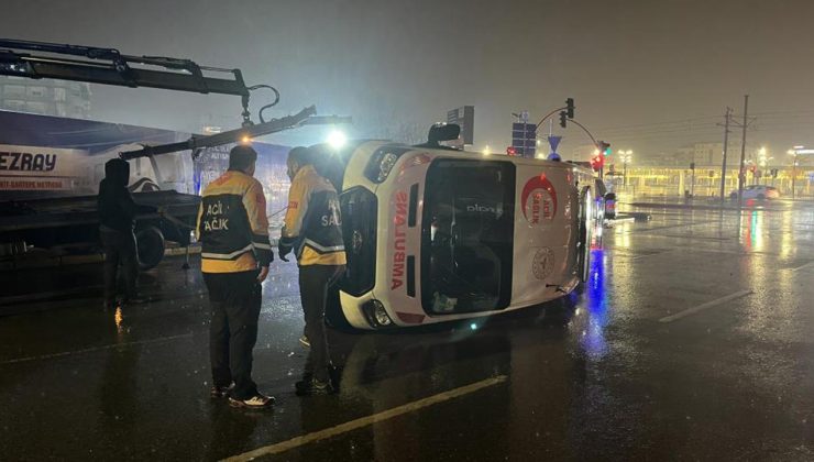 Hasta taşıyan ambulans devrildi: 6 yaralı