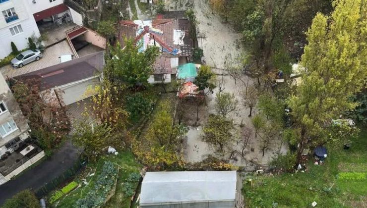 Küçükçekmece’de rögar taştı, caddeyi su bastı