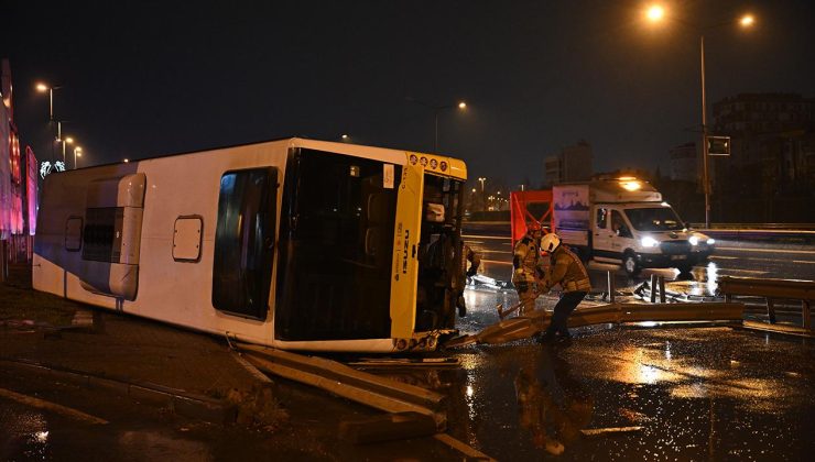 Kontrolden çıkan İETT otobüsü devrildi