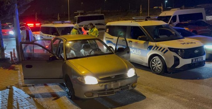 Polise çarpıp kaçan alkollü sürücüye 68 bin lira ceza kesildi