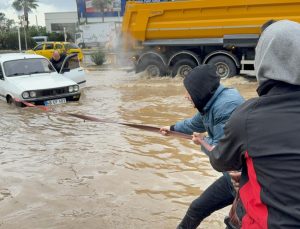 Bodrum’da sağanak: Rögarlar taştı, caddeler göle döndü
