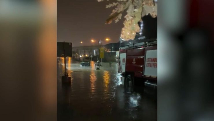 Sultangazi’de yollar su altında kaldı, araçlar mahsur kaldı