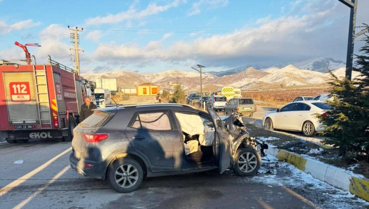 Afyonkarahisar’da öğrenci servisi ile otomobil çarpıştı: 18 yaralı