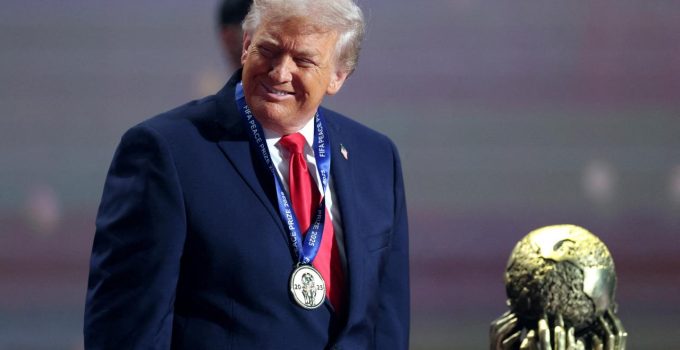 ABD Başkanı Trump’a “FIFA Barış Ödülü” verildi