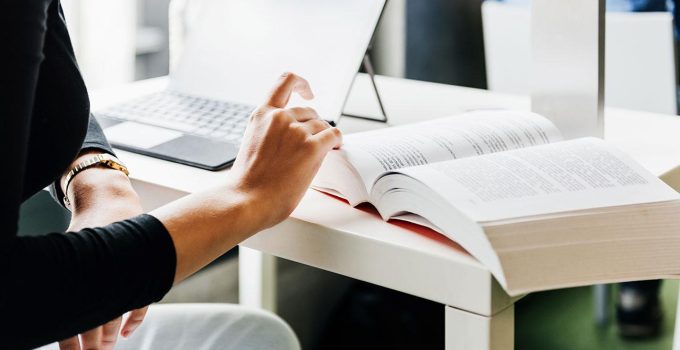 Lisansüstü eğitimde doğum yapan kadınlara ek süre