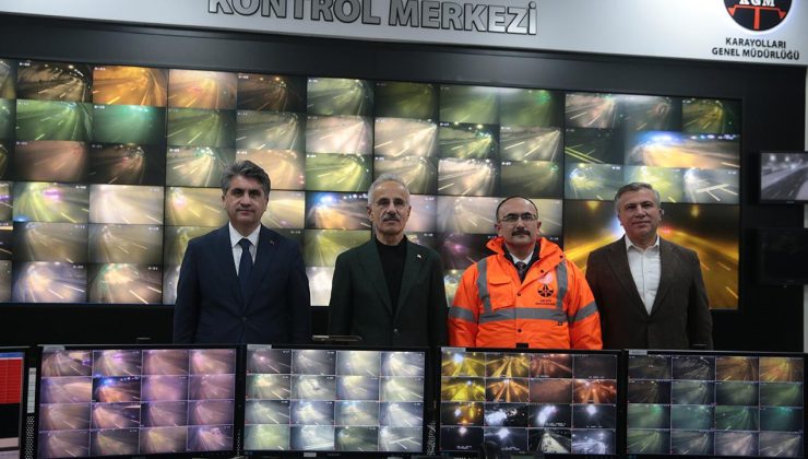Karla mücadeledeki anlık trafiği monitörlerle takip ediyoruz