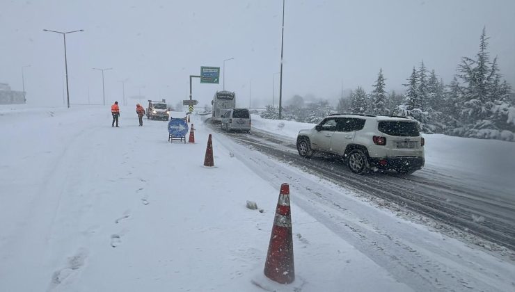 Erciyes Kayak Merkezi yolu yoğun kar yağışı nedeniyle trafiğe kapatıldı