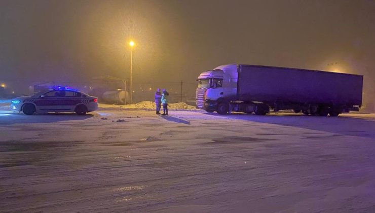 Kars-Ardahan kara yolu ağır tonajlı araç trafiğine kapatıldı