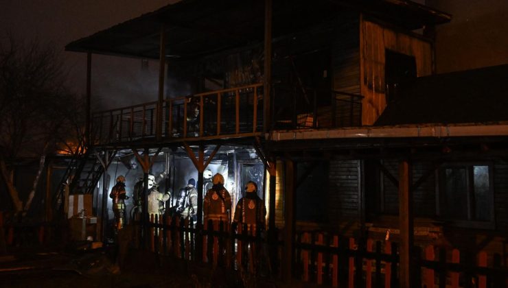Sancaktepe’de gecekonduda çıkan yangın söndürüldü