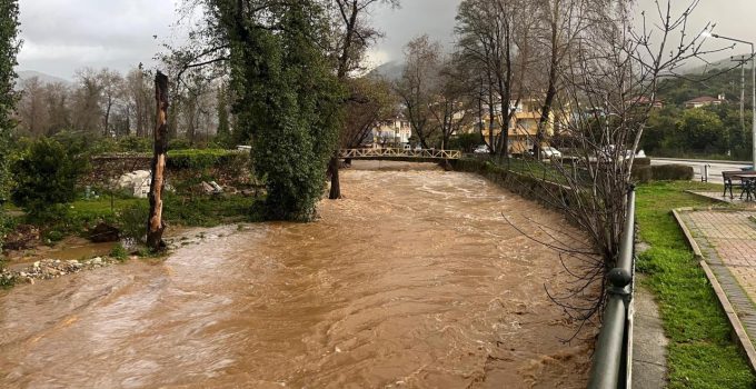 Antalya’da sağanak: Evler ve bahçeler su altına kaldı
