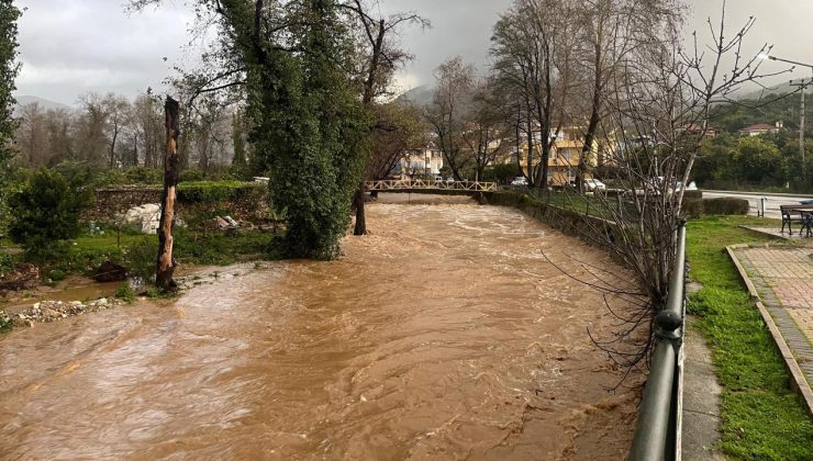 Antalya’da sağanak: Evler ve bahçeler su altına kaldı