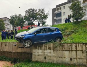 Fren yerine gaza basınca sitenin bahçesine yuvarlandı