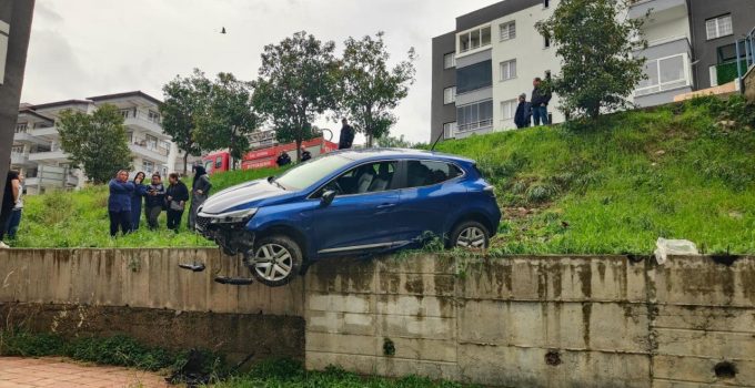 Fren yerine gaza basınca sitenin bahçesine yuvarlandı
