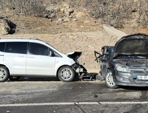 Bingöl’de otomobil ile hafif ticari araç çarpıştı: 2 ölü, 3 yaralı