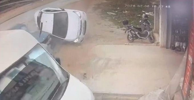 14 yaşındaki ehliyetsiz sürücü park halindeki araçlara çarptı: 8 yaralı