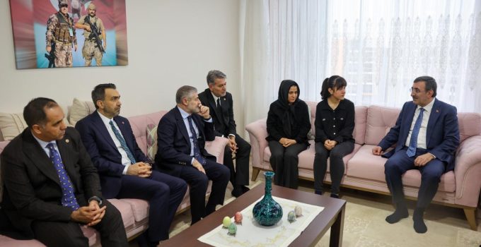 Cumhurbaşkanı Yardımcısı Yılmaz, Mersin’de şehit ailesini ziyaret etti