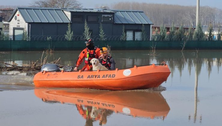 Edirne’de nehir taşkınında mahsur kalan 3 kişi kurtarıldı