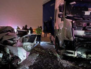 Erzurum'da tır ile otomobil çarpıştı: 4 ölü