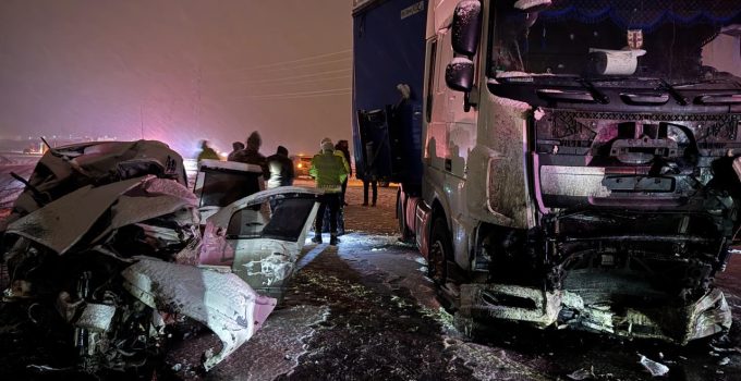 Erzurum'da tır ile otomobil çarpıştı: 4 ölü