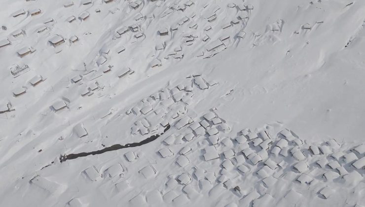 Kar 3 metreyi aştı, evler kayboldu